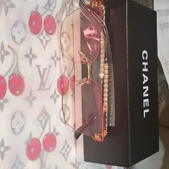 CHANEL Rose-Tinted Sunglasses with Pearl Accent All Inclusive - Picture 2 of 15